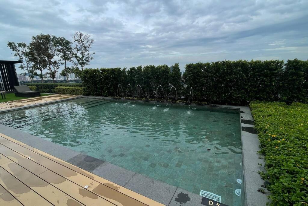 Beacon Suites With Infinity Pool At Georgetown By Wl Exterior photo